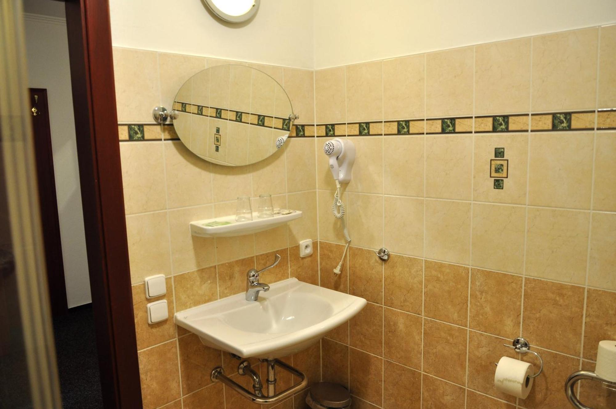 Hotel Cisar Ferdinand Loket Bilik gambar