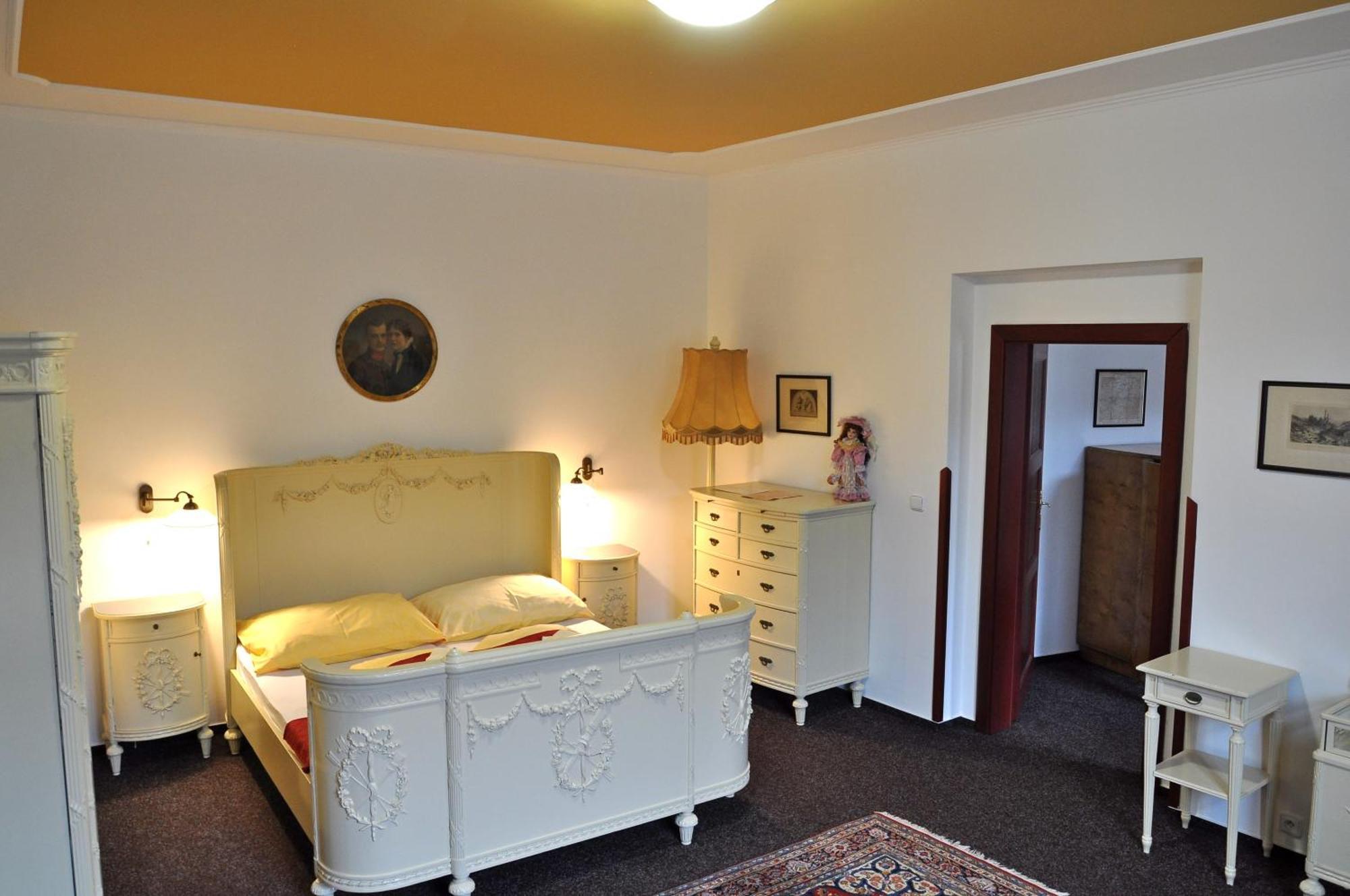 Hotel Cisar Ferdinand Loket Bilik gambar