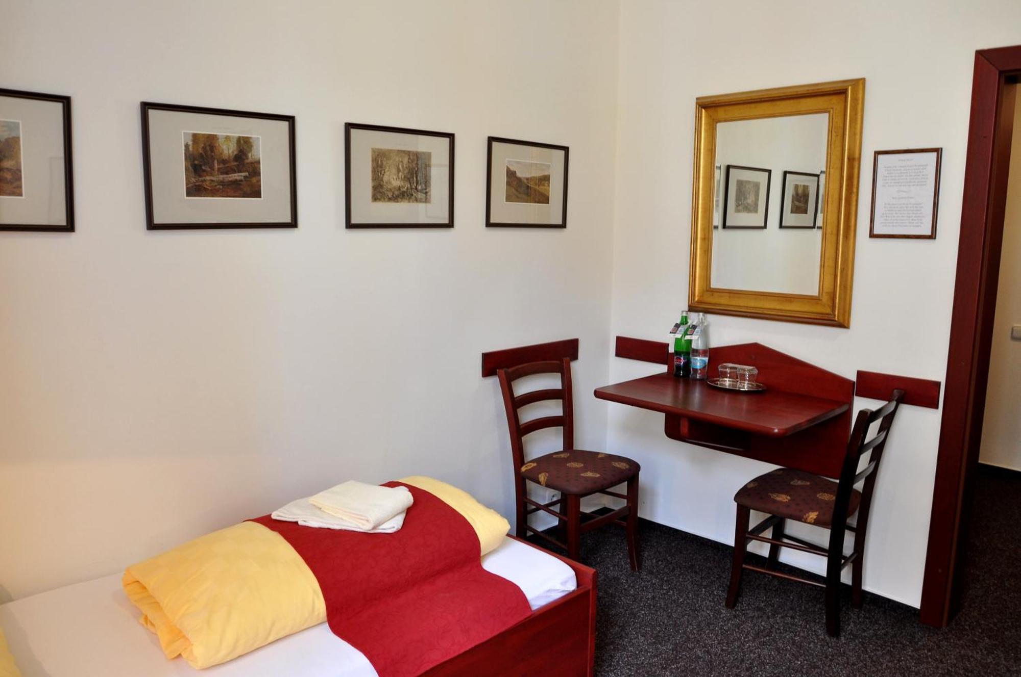Hotel Cisar Ferdinand Loket Bilik gambar