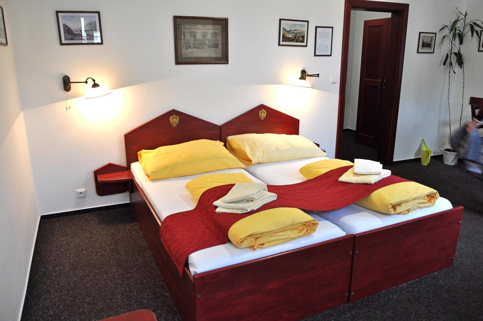 Hotel Cisar Ferdinand Loket Bilik gambar